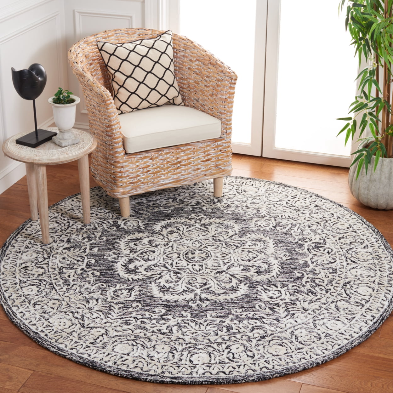 SAFAVIEH Precious Darrin Quatrefoil Area Rug, Black/Ivory, 6' x 6' Round