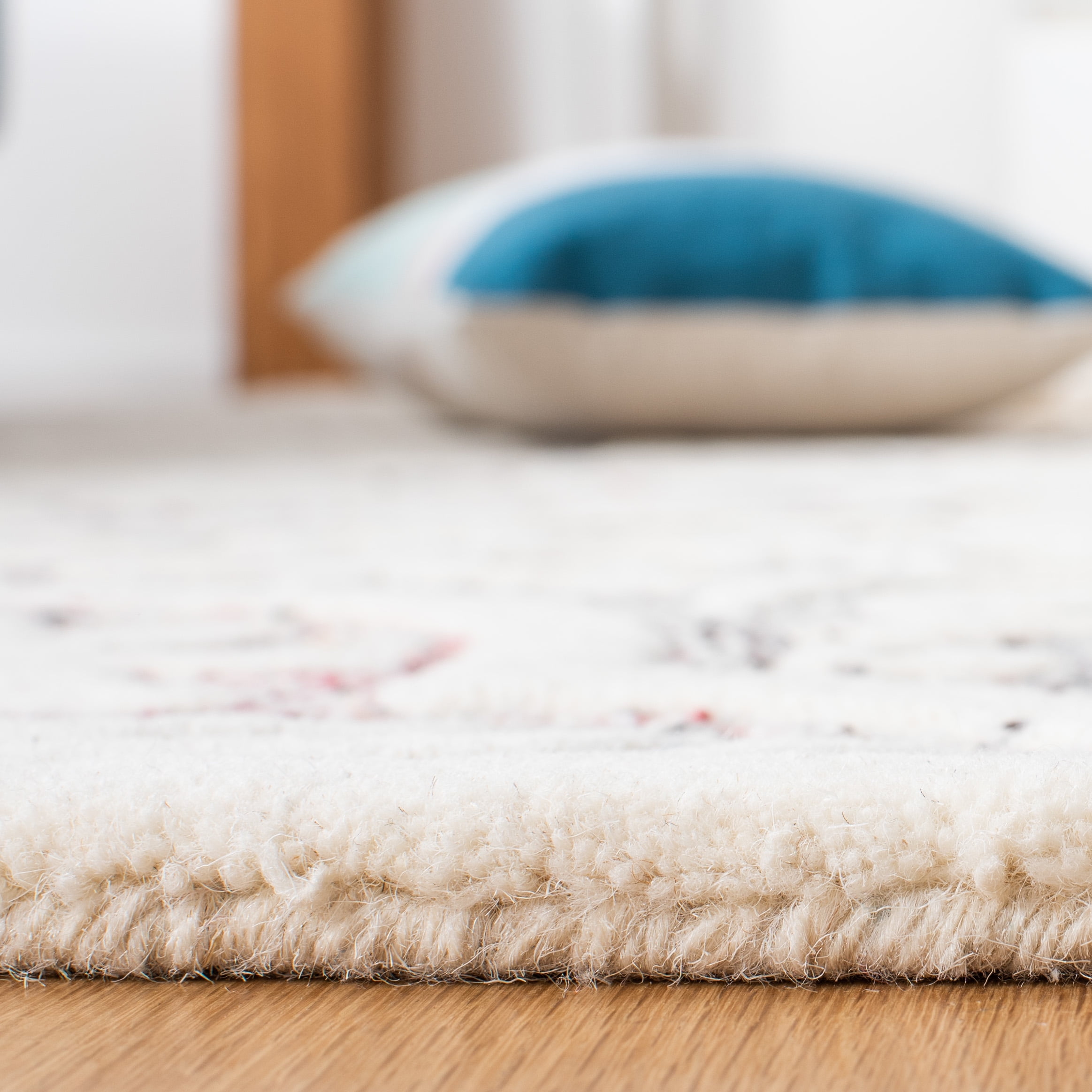 SAFAVIEH Metro Phipp Medallion Runner Rug, Red/Ivory, 2'3" x 9'