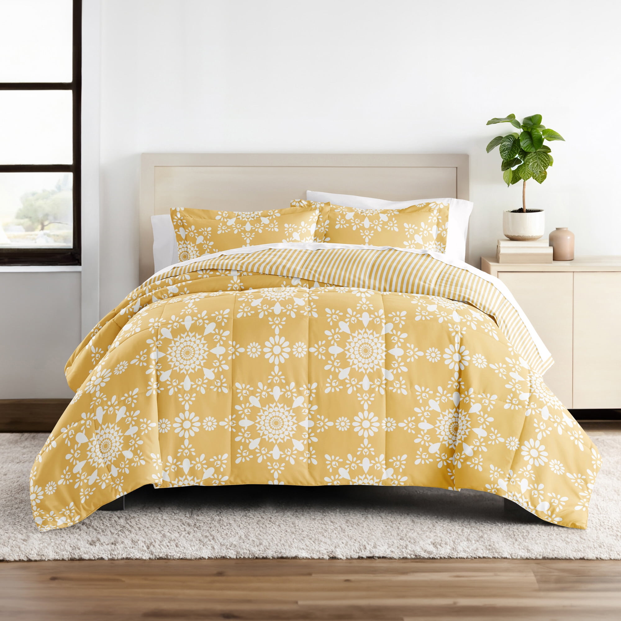 All Season Ultra Soft Comforter Set Lightweight Bedding in Daisy Floral for King/Cal King by Comfort Canopy