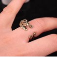 thumbnail image 1 of Ring med hund som kramar fingret tax svart guld silver, 1 of 2