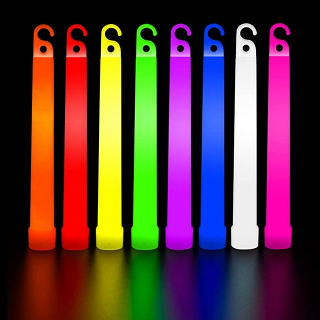 QUETO Lot de 25 bâtons lumineux pour enfants et adultes, mesurant 15,2 cm, présentés en plusieurs couleurs vives, notamment rouge, jaune, vert, bleu, orange, violet, et blanc. Ces bâtons lumineux non toxiques et étanches sont parfaits pour les décorations de fête, les piscines, ou les activités nocturnes. Ils brillent dans le noir pendant 10 à 14 heures après activation par pliage et secouage.