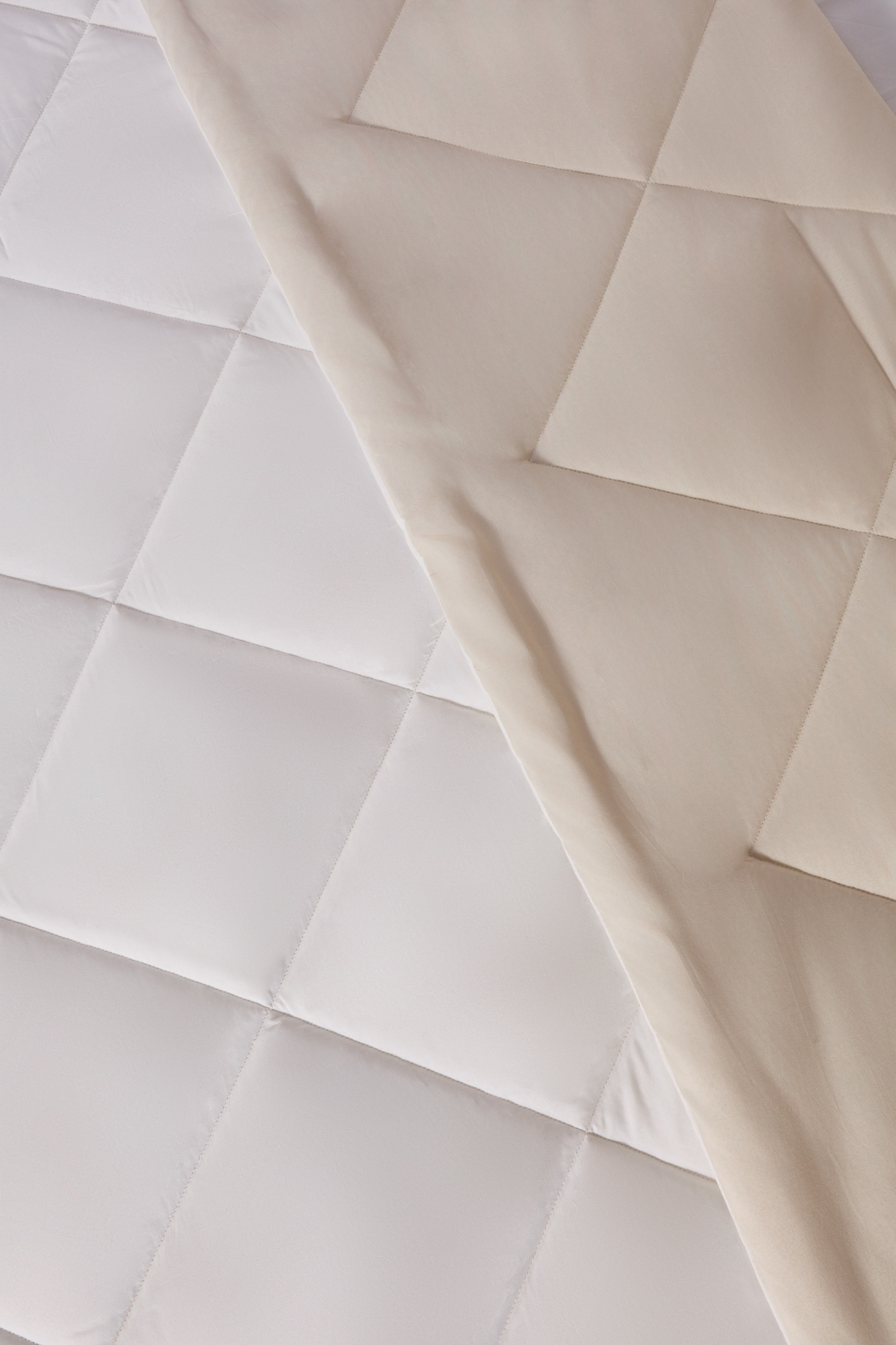 Mainstays Twin/Twin XL Comforter, All-Season Reversible Microfiber, Beige / Ivory