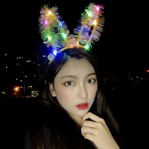 Puesto de juguete luminoso en el mercado nocturno con luz, diadema con orejas de conejo, diadema de peluche, pequeño regalo, horquilla para el pelo