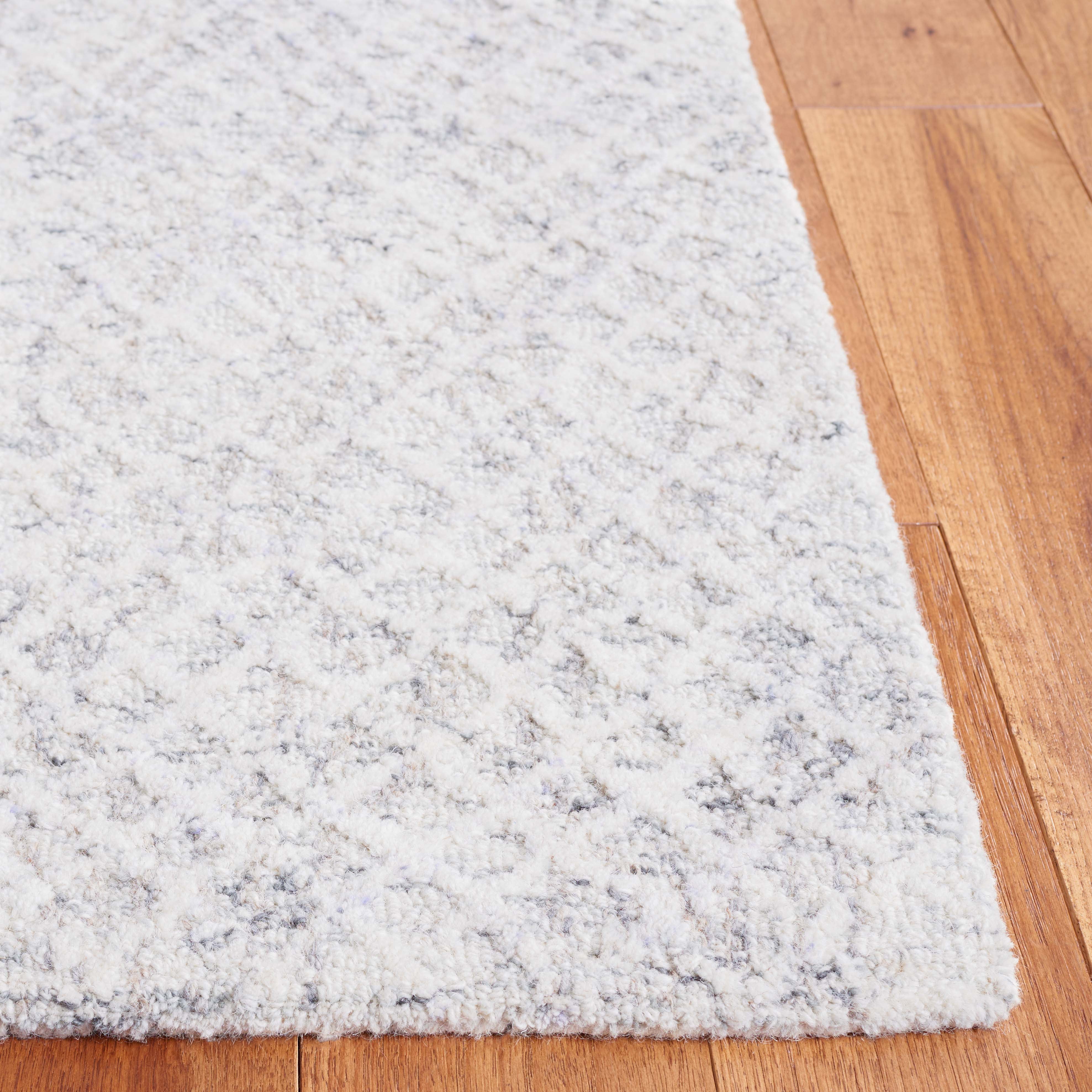 SAFAVIEH Ebony Abagail Diamond Area Rug, Grey/Ivory, 6' x 9'