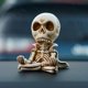 thumbnail image 3 of Adorno de coche de calavera pequeña de meditación de capa para decoración creativa de resina de coche, 3 of 5
