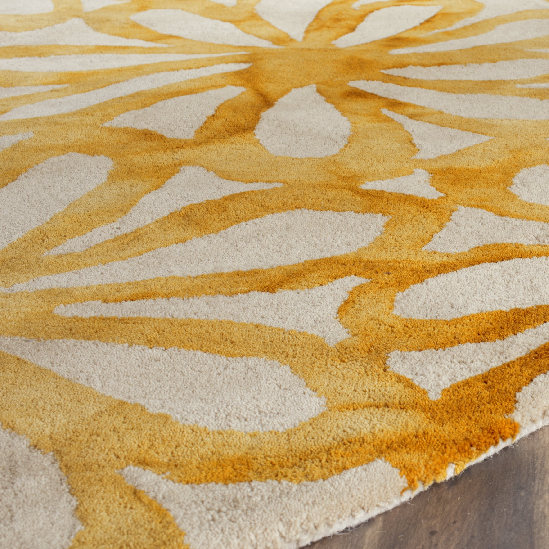 Safavieh Dip Dye Jessamine Floral Wool Area Rug, Beige/Gold, 5' x 5' Round