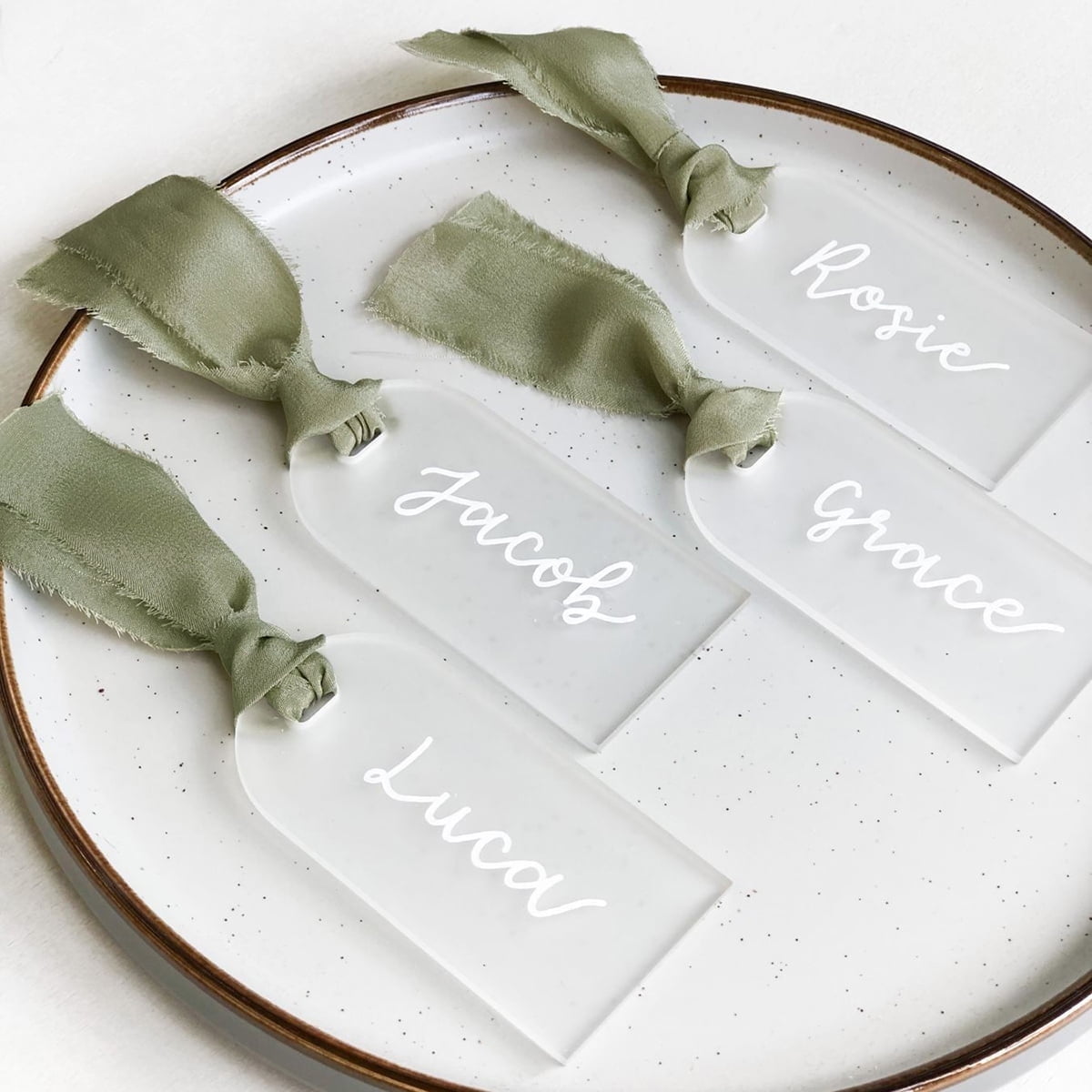 TETOU 50Pcs Acrylic Place Card for Wedding Frosting Acrylic Table Seating Cards Wedding Supplies - Green Ribbon
