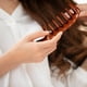 thumbnail image 4 of Peine para desenredar el cabello. Peine de madera de púas anchas para cabello rizado. Sin electricidad estática. Peine de madera natural de sándalo, 4 of 8