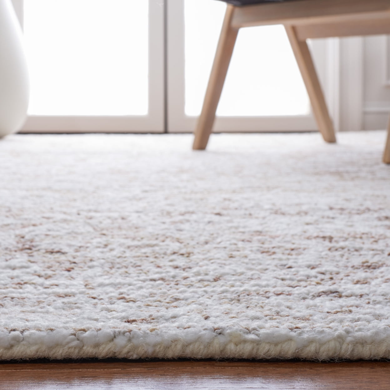 SAFAVIEH Metro Gwendolyn Medallion Area Rug, Ivory/Beige, 8' x 10'