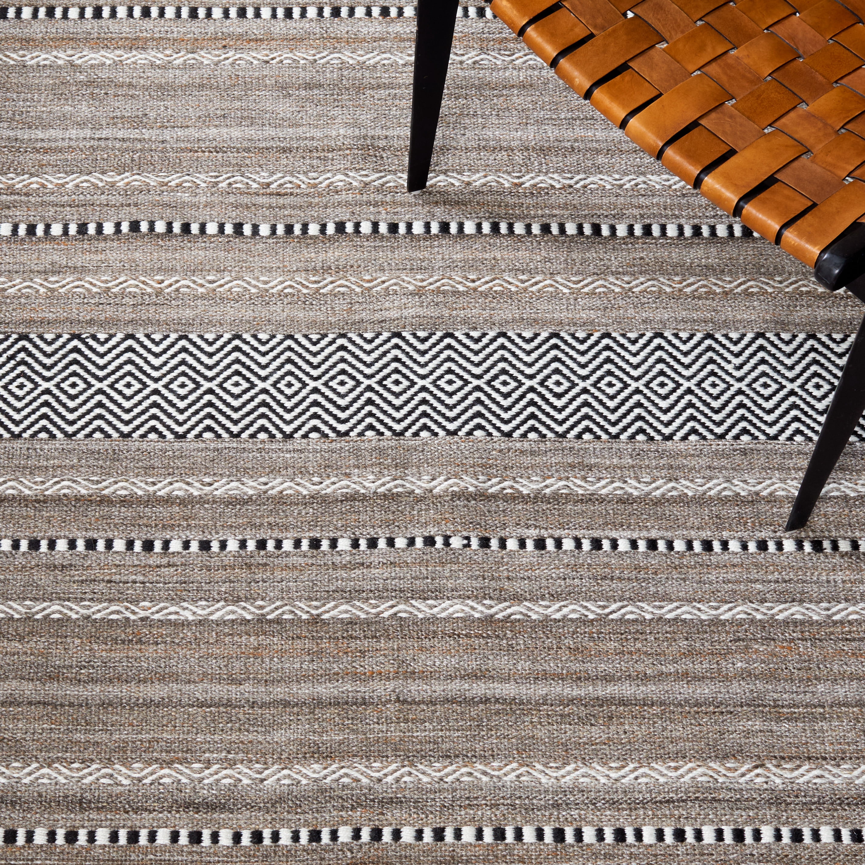 SAFAVIEH Striped Kilim Drummond Striped Polyester Area Rug, Black/Ivory, 8' x 10'