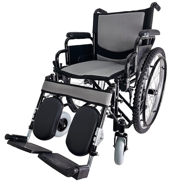 silla de ruedas todo terreno onermed tx003 con elevapiernas reforzada vista 3/4 frontal, estructura de acero cromado reforzada con doble cruceta bajo el asiento, asiento y respaldo negros en PVC acolchado, llantas traseras neumáticas 24" con rines de policarbonato y aro impulsor de acero esmaltado, ruedas delanteras de caucho, frenos de estacionamiento con autobloqueo, descansabrazos abatibles tipo escritorio con almohadillas, elevapiernas desmontables y ajustables, paneles laterales de plástico.