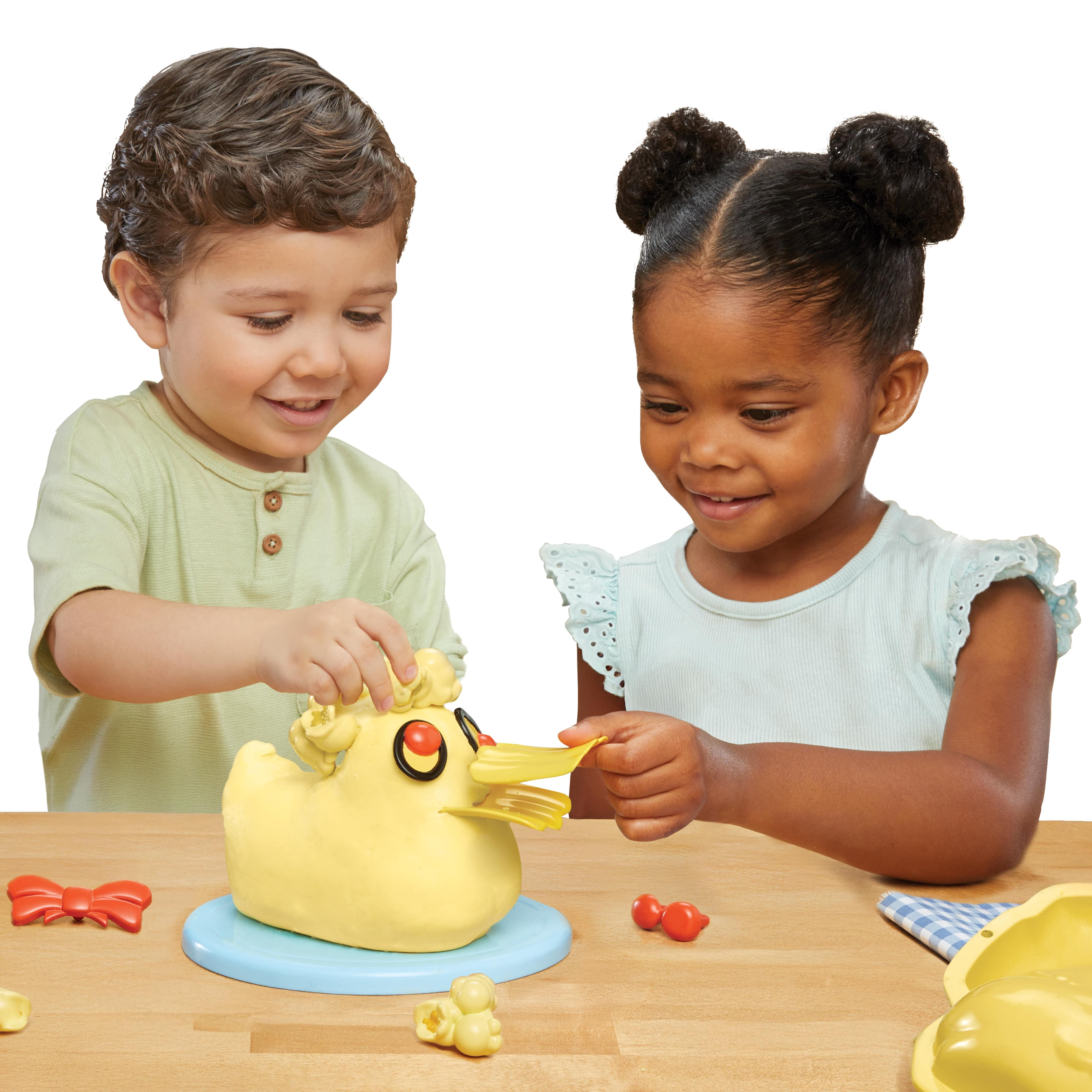 Little Tikes Creative Chefs Bluey Duck Cake Kit, with Make-It Mix Play Sand, Ages 3+