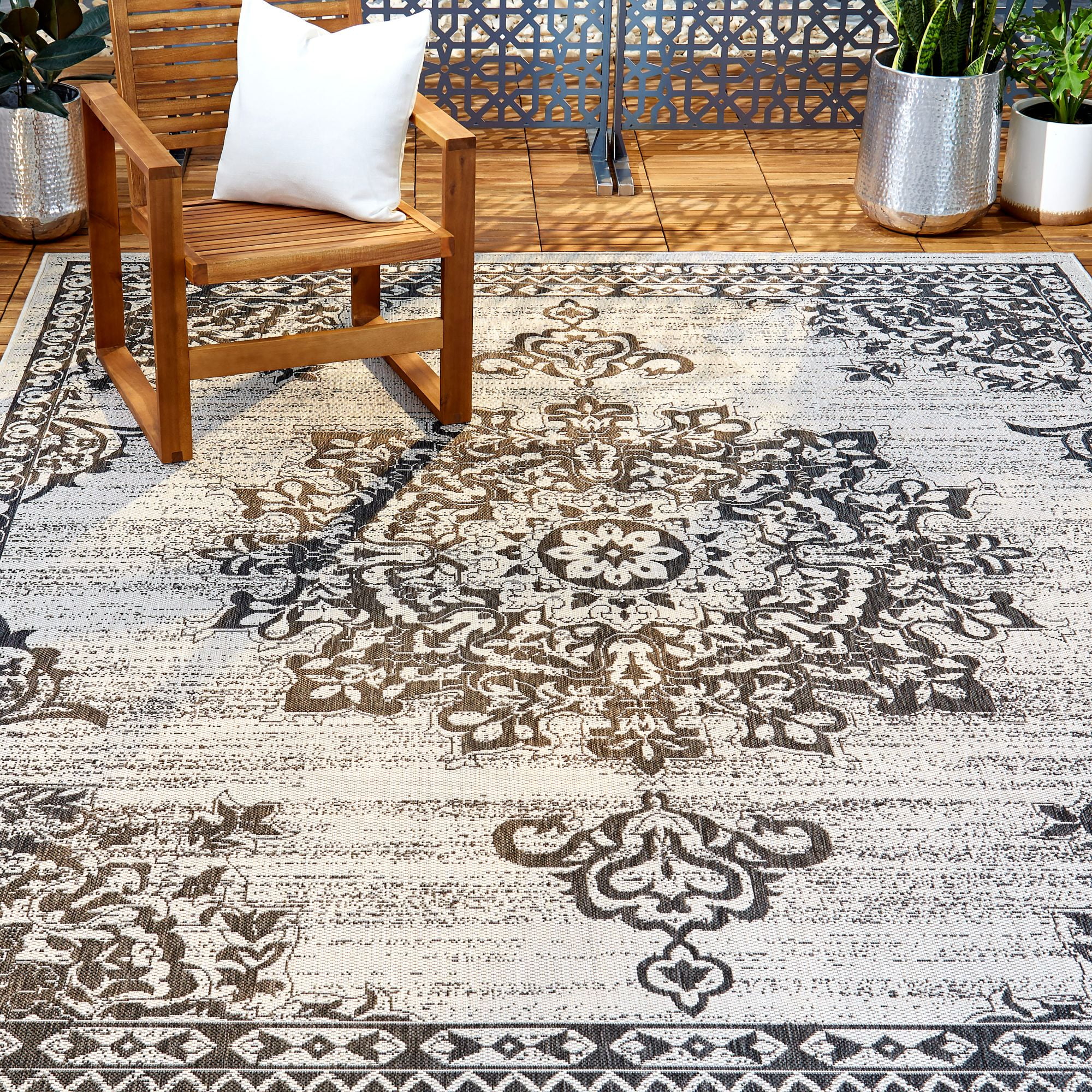 Nicole Miller New York Patio Country Azalea Transitional Medallion Indoor/Outdoor Area Rug, Grey/Black, 3'11"x5'2"