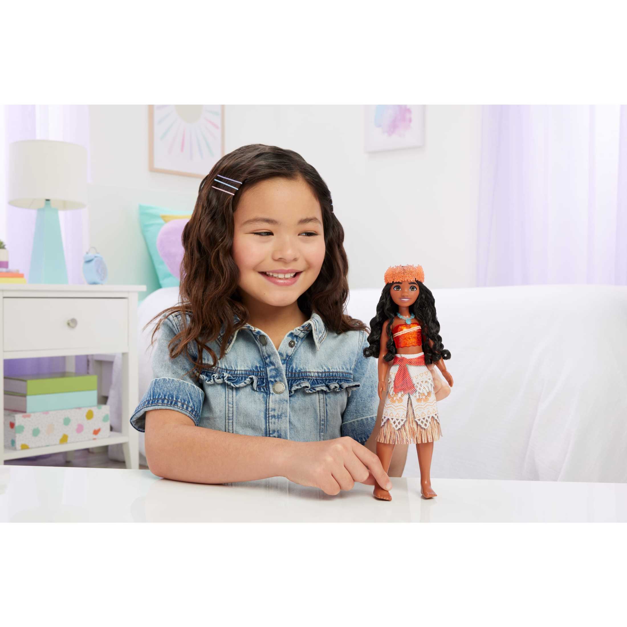 Disney Princess Moana 11-Inch Fashion Doll with Accessories photo 2