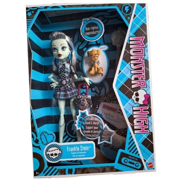 new surprise doll monster high booriginal creeproduction doll ghoulia yelps reproduction with doll stand toy gifts for girls caja frontal con muñeca de piel pálida y pelo bicolor en vestido a cuadros, bolso con motivo de calavera, figura de mascota incluida y soporte visible, presentación para muñecas de moda.