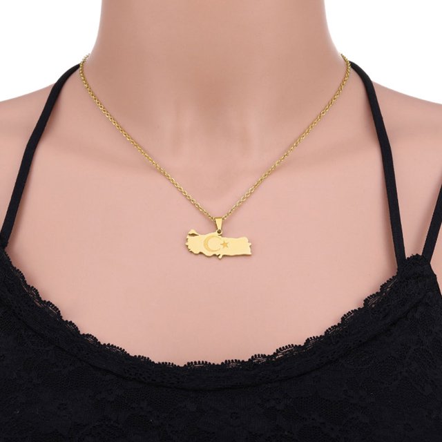 maskred Collier Classique pour Femmes Carte Pendentif avec Drapeau de la Dinde de Style Fin en Acier Inoxydable Carte de la Dinde Drapeau Pendentif Taille Argent 1Set