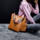 thumbnail image 4 of Bolso de mano tipo cubo para mujer, de piel, con correa ancha, para el hombro, 4 of 5