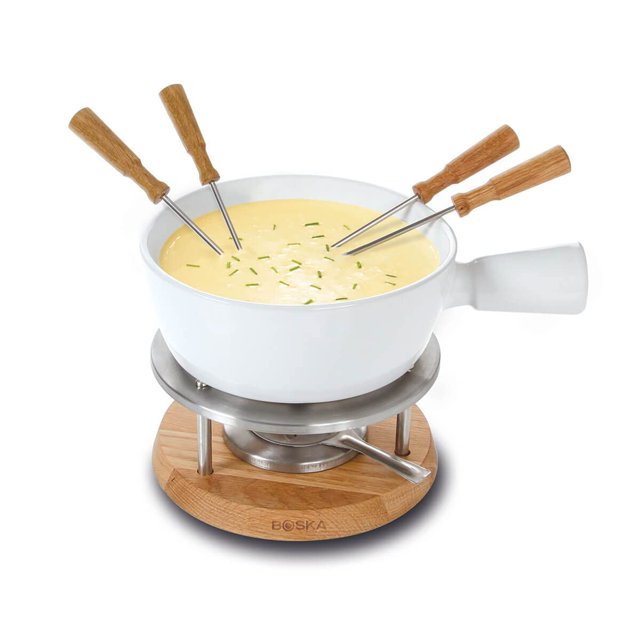 set de fondue boska bianco - para 875 gramos de queso fundido - 1,3 l, cazo de cerámica blanco con mango lateral y capacidad de 1,3 l sobre base de acero inoxidable y soporte de madera con quemador; incluye 4 tenedores con mango de roble insertados en queso fundido cremoso; también suele usarse para fondue de chocolate en porciones pequeñas.
