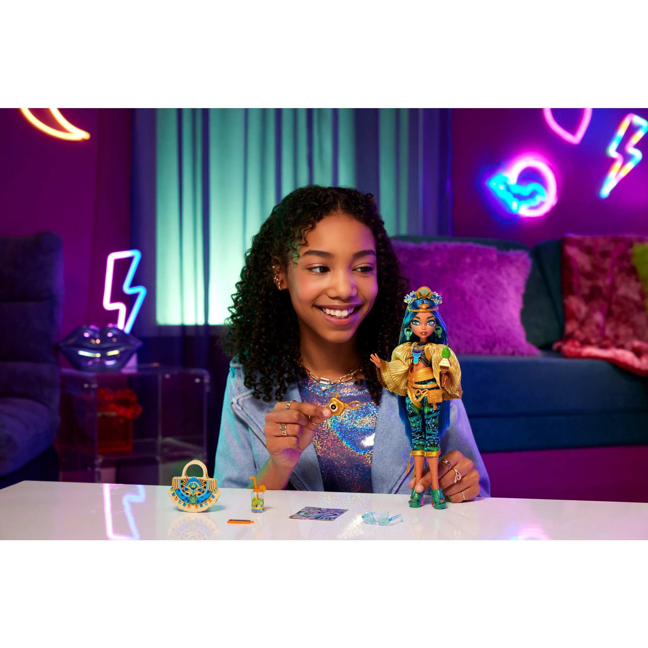 Monster High Monster Fest Cleo De Nile Fashion Doll with Festival Outfit, Band Poster and Accessorie(图2)
