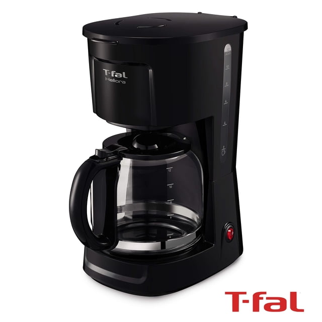 cafetera de goteo T-fal negra, vista frontal 3/4 con jarra de vidrio graduada 1.8 L sobre placa calefactora; cuerpo plástico con indicador de nivel de agua, filtro permanente lavable visible y sistema antigoteo para servir mientras se cuela; botón indicador de encendido. A menudo usada también para preparar grandes cantidades de café americano en oficinas o reuniones.