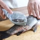 thumbnail image 5 of Quitaescamas de pescado con tapa - Diseño ergonómico del mango para escamas rápidas y limpias y fácil recogida de escamas, 5 of 9