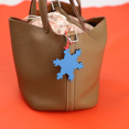 thumbnail image 2 of Charm de copo de nieve Petit H de cuero de Togo y cuero de Epsom hecho a mano, charm de bolso de cuero, el mejor charm de cuero para bolso de marca, 2 of 4