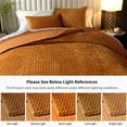thumbnail image 4 of Juego de colcha Grassix Velvet Queen Size con 2 fundas en color dorado caramelo, 4 of 9