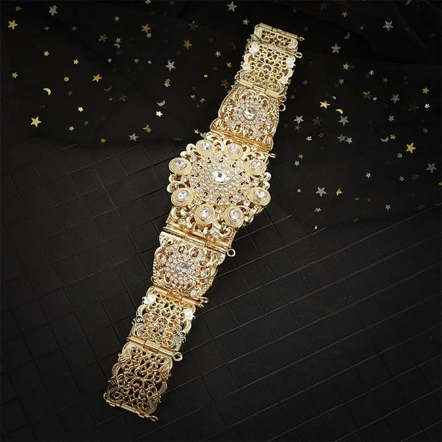 Ceinture Caftan Marocaine Élégante de Couleur Or avec Motifs Complexes d'Inspiration Arabe, Strass en Cristal et Motifs Ronds. Fabriquée en Alliage de zinc et Ajustable jusqu'à une Longueur de 105 cm, Cette Chaîne de Taille Est Idéale pour les Bijoux de Mariée et de Mariage. Exposée sur un Fond Texturé Noir avec accents d'Étoiles.