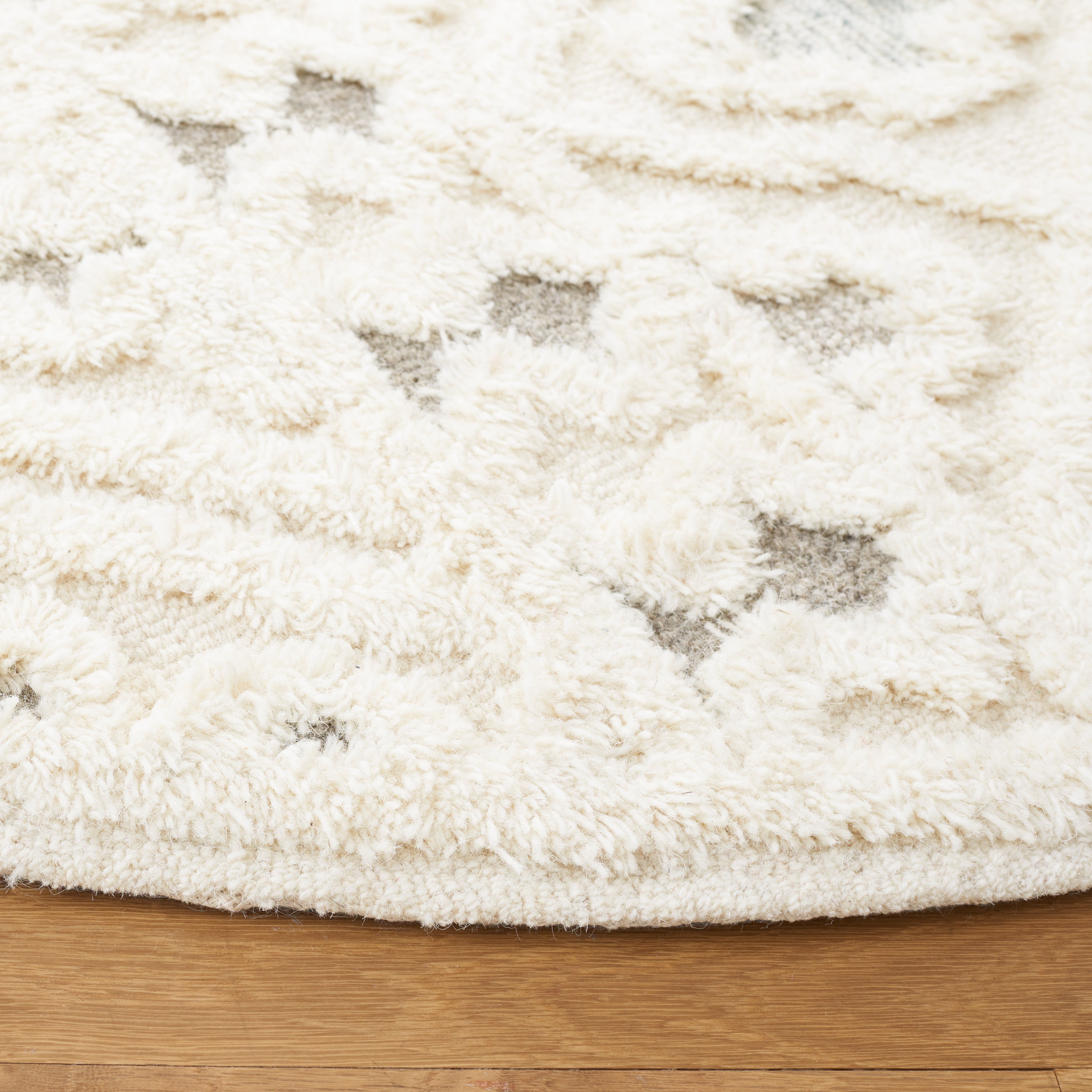 SAFAVIEH Metro Addison Southwestern Area Rug, Ivory/Grey, 6' x 6' Round