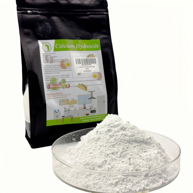 hidróxido de calcio de calidad alimentaria limefav 1 kg/1000 g pureza ≥ 95% paquete negro con etiqueta verde y blanca al fondo y cápsula de vidrio en primer plano con montículo de polvo blanco de cal hidratada, vista frontal; apto como regulador de pH y coagulante en preparación de alimentos como el konjac.