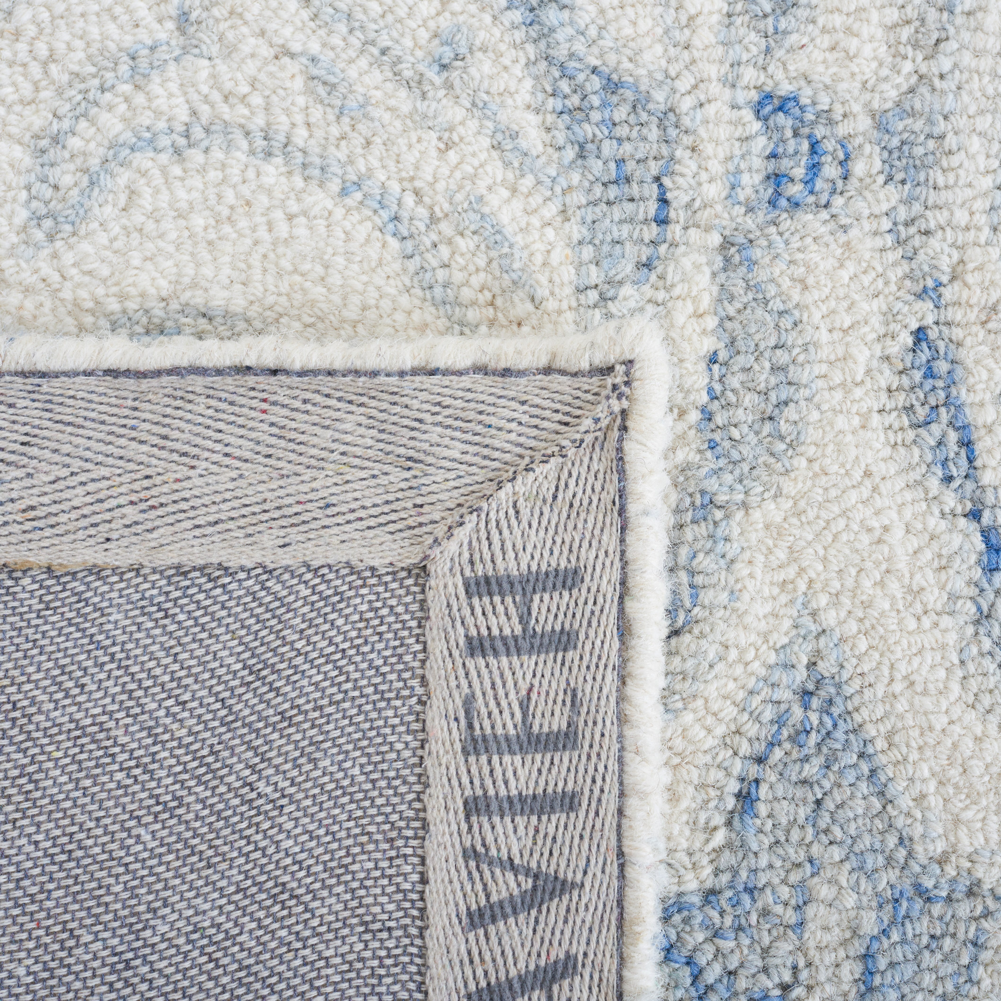 SAFAVIEH Micro-Loop Cornelius Floral Area Rug, Ivory/Blue, 2'6" x 4'
