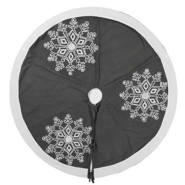 Vickerman QTX17451 Jupe d'Arbre Flocon de Neige d'Hiver de 60 Po avec un Motif Circulaire en Coton Gris, des Motifs de Flocons de Neige Brodés Blancs et une Bordure Blanche Contrastante. Cet Accessoire d'Arbre de Noël de 60 Po Est Parfait pour Rehausser la Déco des Fêtes.