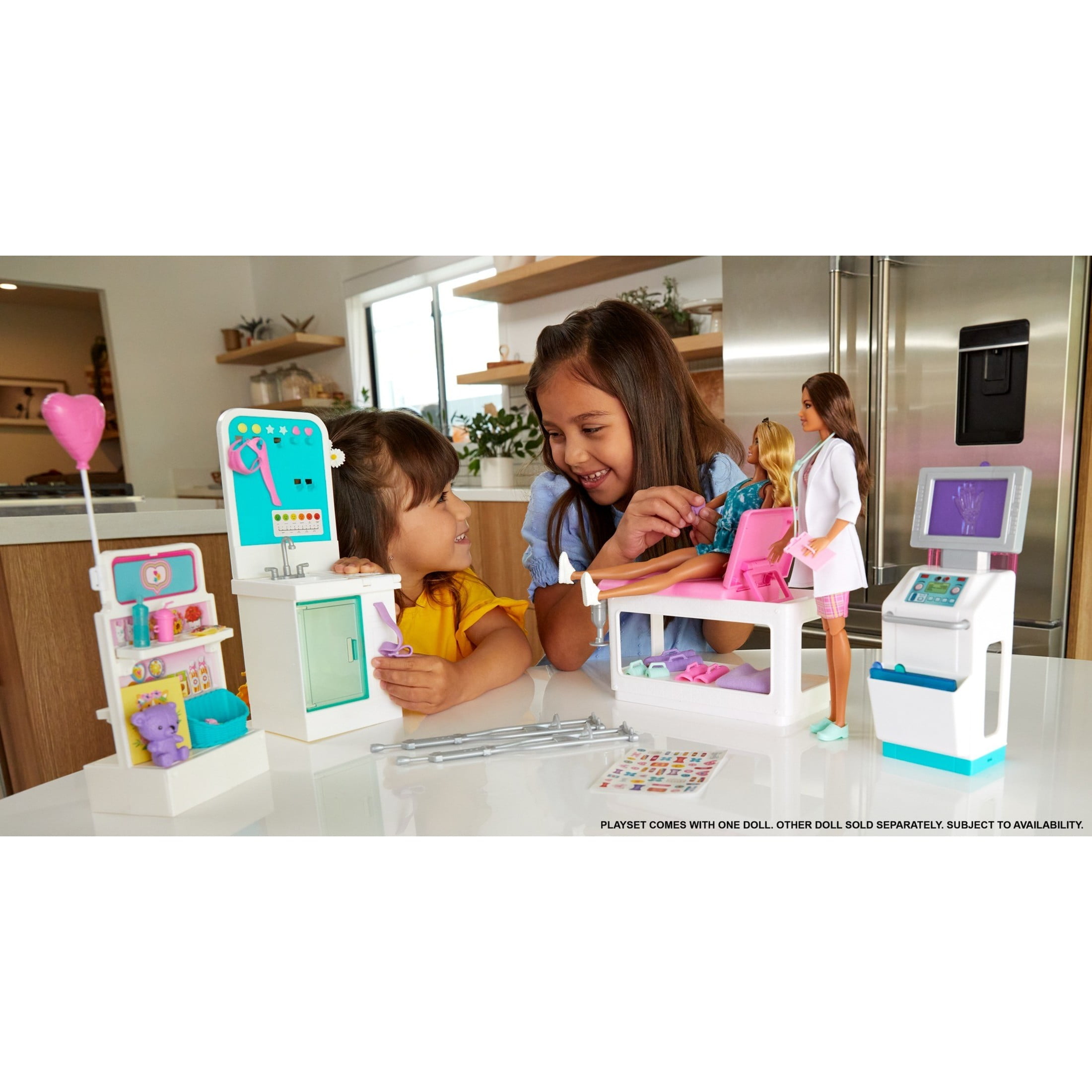 Barbie Fast Cast Clinic Playset with Brunette Barbie Doctor Doll, 4 Play Areas, 30+ Play Pieces