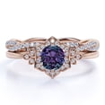 thumbnail image 1 of JeenMata Juego de Anillos de Boda de 1,75 ct con Marco de Pétalos de Alejandrita y Moissanita de Corte Redondo Lab-Creados: Alianza de Boda con Giro Infinito: Oro Rosa de 18 K sobre Plata, 1 of 3