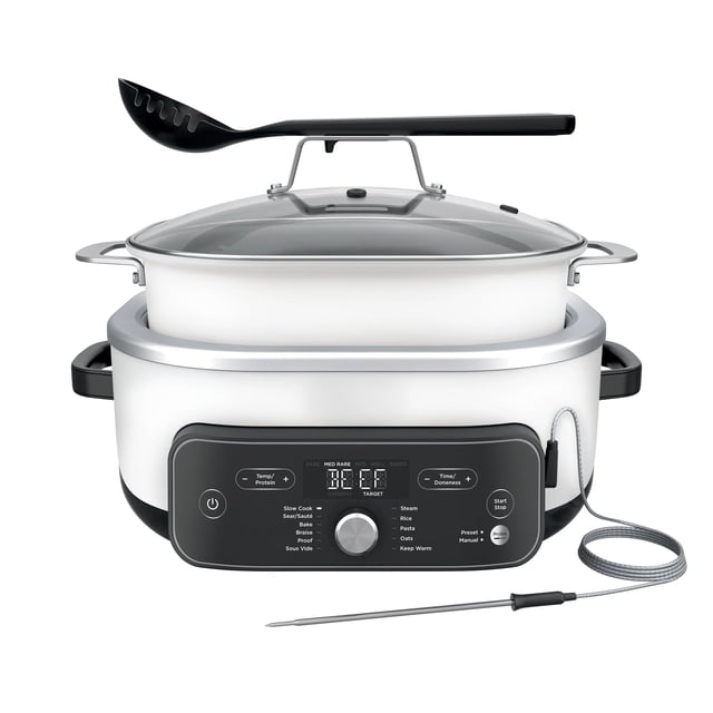 Ninja Foodi PossibleCooker PRO Plus, olla multifunción 11 en 1 blanca, vista frontal centrada con perilla y pantalla LED en la base, olla interior blanca con tapa de vidrio, sonda de temperatura conectada y cuchara negra sobre la tapa; muestra modos para cocción lenta, sellado/salteado, vapor y sous vide, y es adecuada para preparar y mantener caliente arroz, pasta y avena.