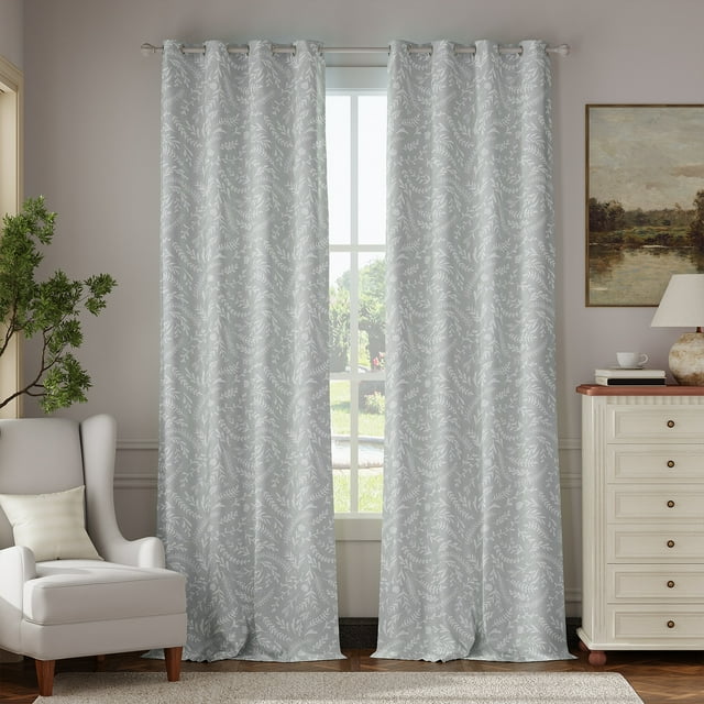 Curtainking Rideaux Occultants 100 %, Rideaux Gris de 96 Pouces de long avec Motif Imprimé, Présentés en Ensemble de 2 Panneaux. Chaque Panneau Mesure 52 Pouces de Large et Présente 8 Oeillets avec un Diamètre Intérieur de 1,6 Pouce. les Rideaux Sont Exposés dans un Décor de Salon Douillet, Sont Suspendus à une Tringle à Rideaux et Couvrent Partiellement une Fenêtre. Ils Offrent une Isolation Thermique, une Réduction du Bruit et un Blocage Complet de la Lumière, Idéals pour les Chambres Ou les Espaces de Vie.