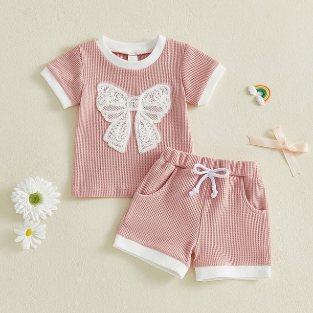 Conjuntos de blusas y camisas de cuello redondo y manga corta a la moda para niñas de verano, conjuntos casuales de blusa de poliéster con cuello redondo y pantalones cortos abotonados para niños.