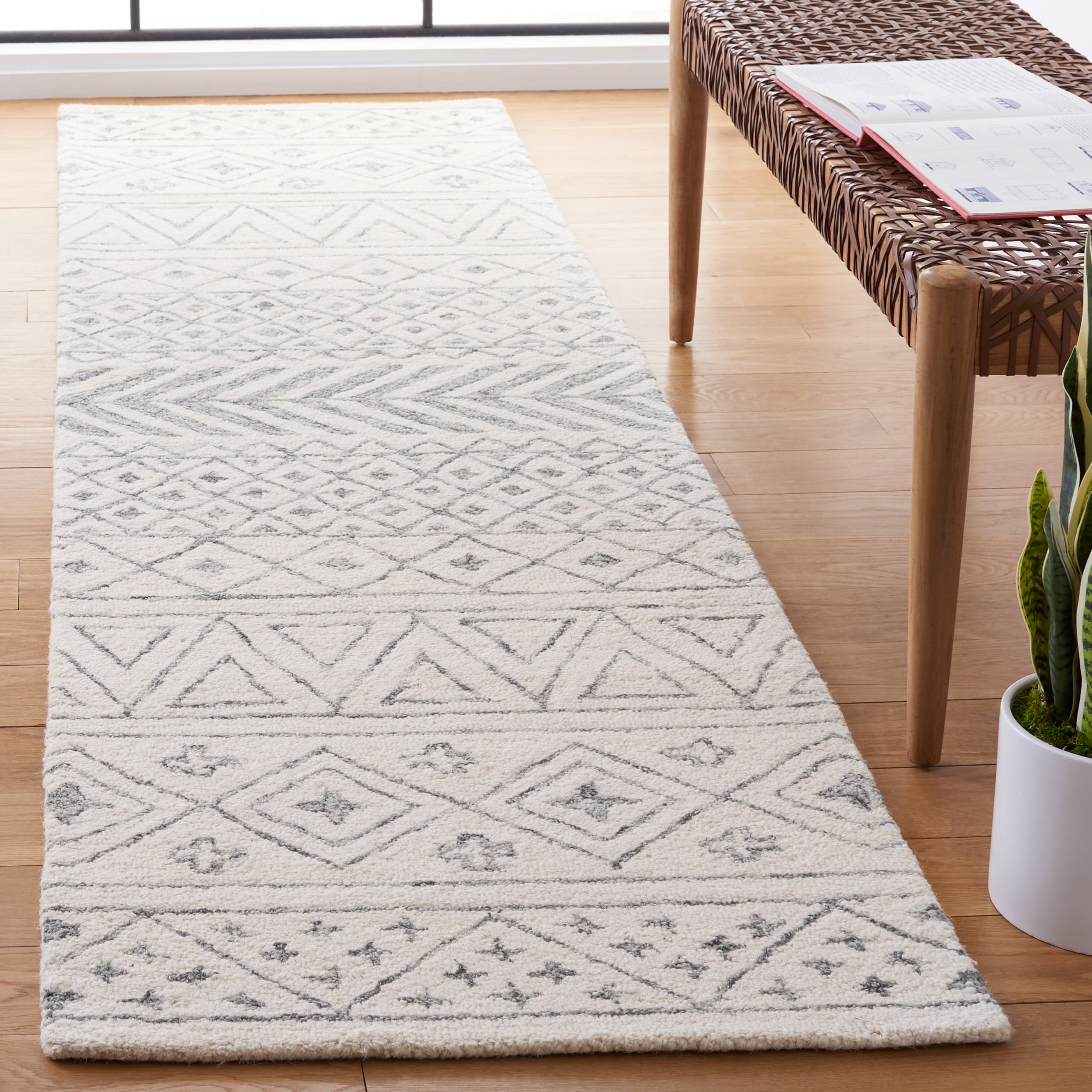 SAFAVIEH Metro Beaumont Southwestern Runner Rug, Ivory/Grey, 2'3" x 9'