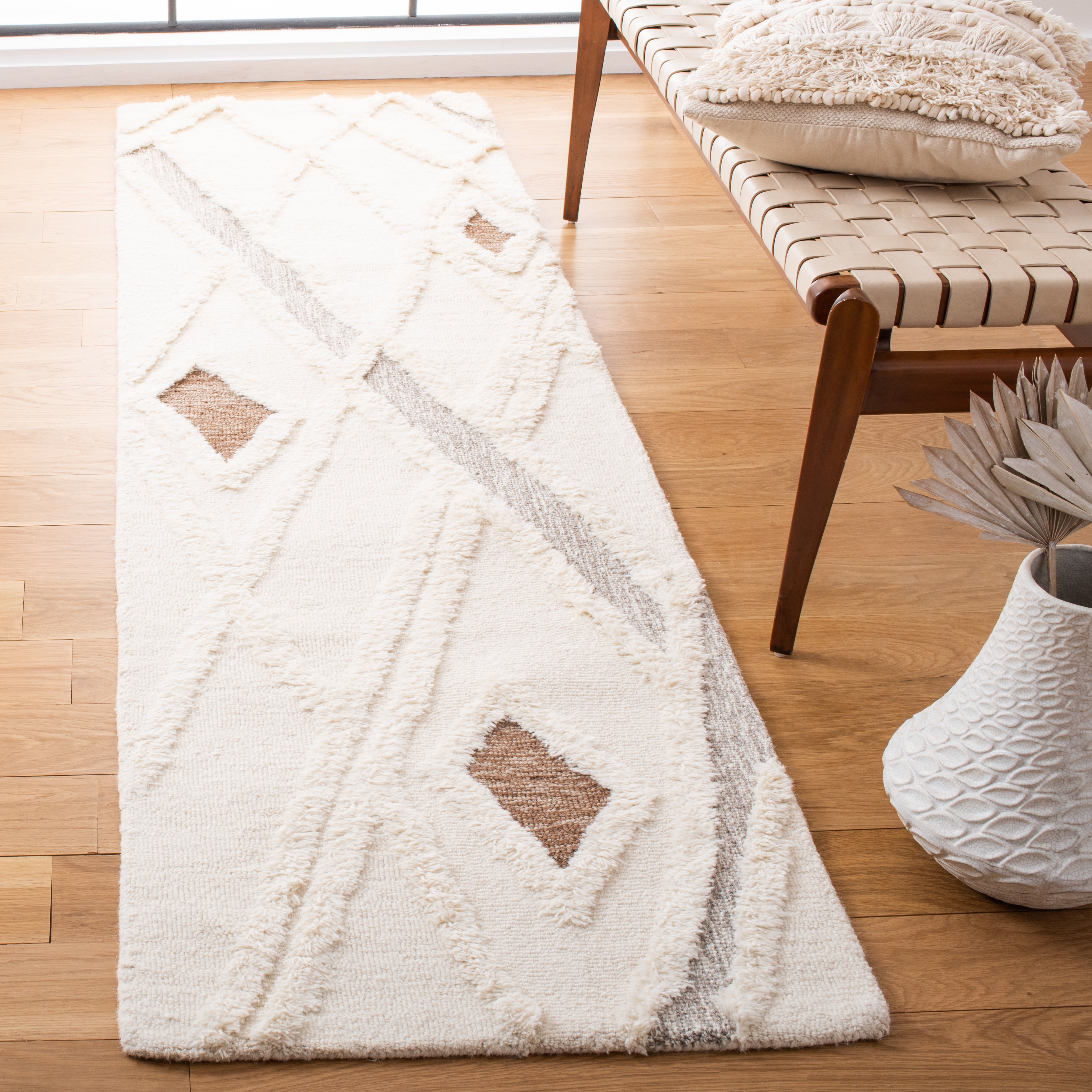 SAFAVIEH Casablanca Amelia Diamond Runner Rug, Ivory/Brown, 2'3" x 8'