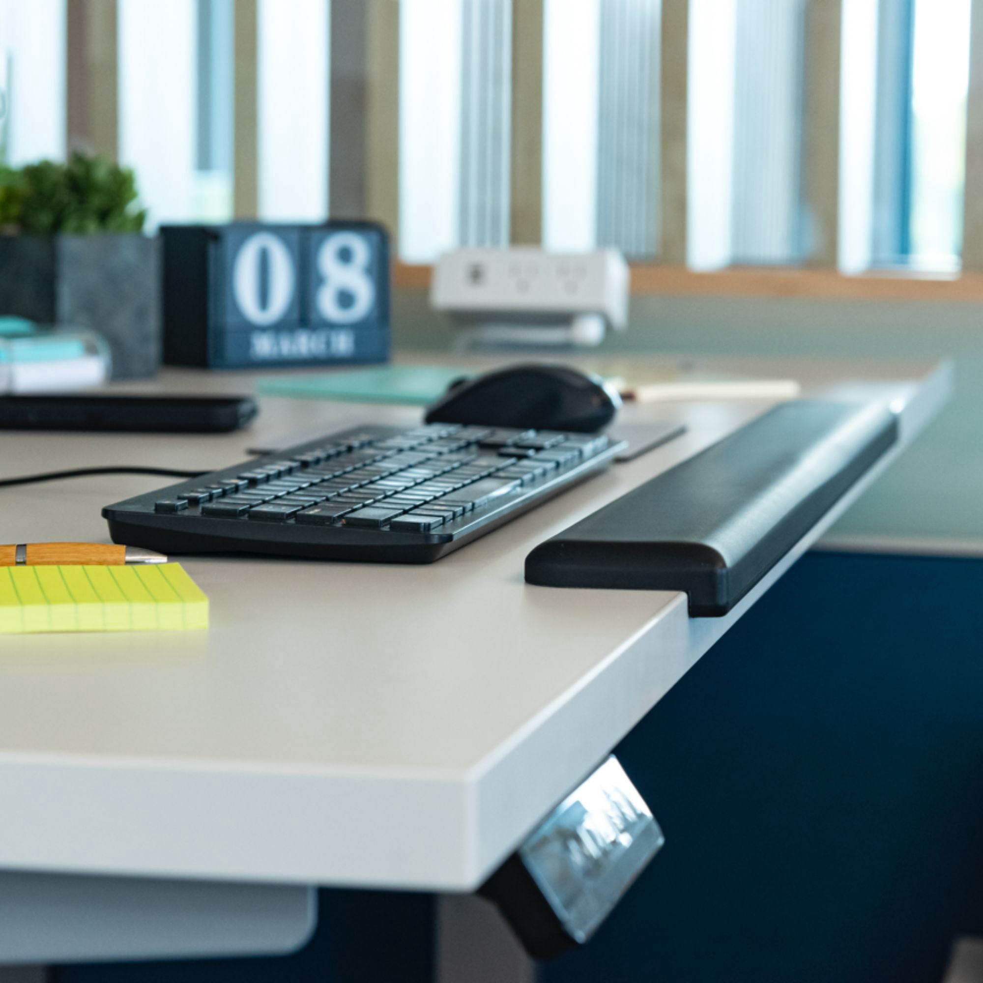 3M Gel Wrist Rest for Standing Desks Black WR200B