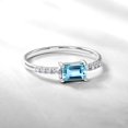 thumbnail image 2 of JeenMata Anillo de Compromiso Solitario de Topacio Azul de Talla Esmeralda (Piedra Natal de Diciembre) en Oro Blanco de 18 K sobre Plata, 2 of 6