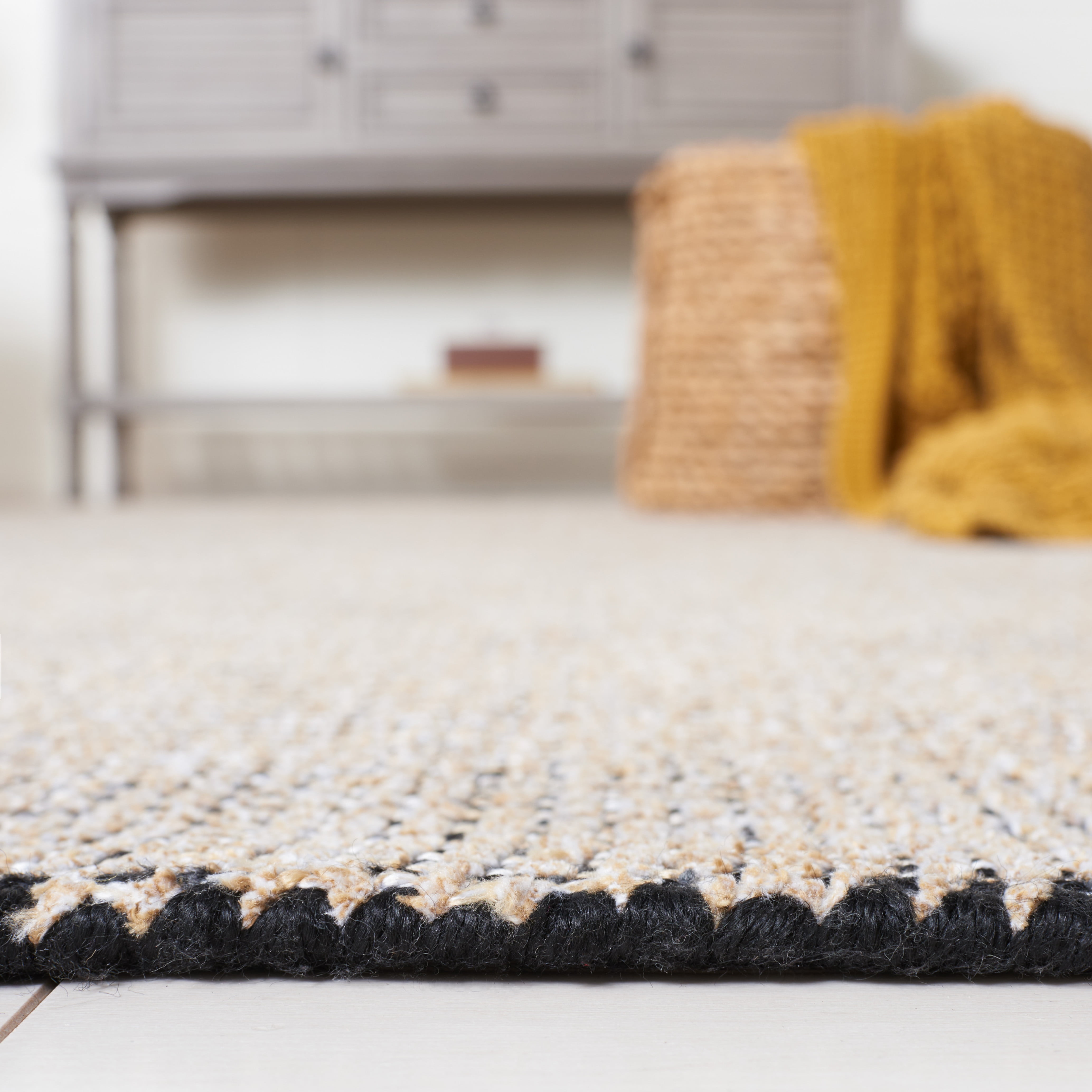 SAFAVIEH Classic Vintage Blanca Distressed Area Rug, Natural/Black, 6' x 6' Square