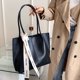 thumbnail image 2 of Bolso con textura retro para mujer, nuevo estilo de primavera 2025, bolso de hombro con cinta a la moda, bolso de mano de gran capacidad para desplazamientos diarios., 2 of 5
