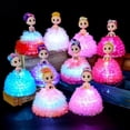 thumbnail image 4 of Muñeca Brillante 3 Modos De Iluminación Luz De Noche Led Color De Cabello Aleatorio Y Estilo Adorno De Coche Para El Hogar Cumpleaños Regalos De Navidad Para Niños Niñas Monstrate HA039331-00, 4 of 6