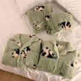 thumbnail image 1 of Pijamas gruesos de franela para mujer en otoño e invierno, nuevo estilo, ropa cálida para el hogar para estudiantes de terciopelo coral bordado con bolsillo Crayon Shin-chan, 1 of 5