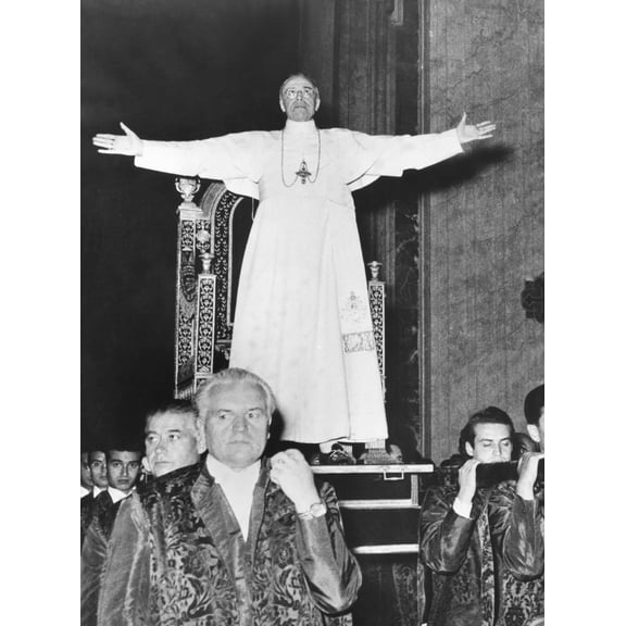 Pope Pius Xii Standing Before His Sedia Gestatoria History (18 x 24)
