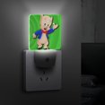 thumbnail image 4 of El Show de Porky Pig Luz nocturna LED con sensor de anochecer a amanecer para dormitorio, baño, pasillo, escaleras - Lámpara LED nocturna de enchufe, 0.5W - 1 pieza, 4 of 6