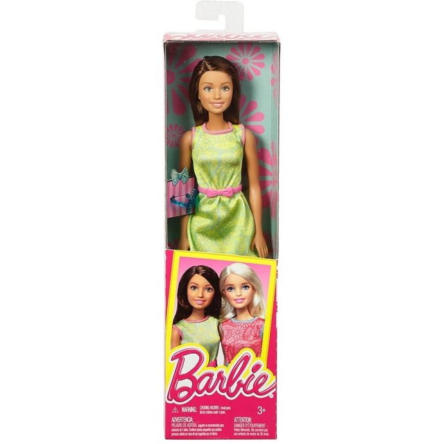 muñeca Barbie con vestido verde lima y cinturón rosa en empaque vertical, incluye anillo como accesorio y logo Barbie en la caja; vista frontal de cuerpo entero en empaque transparente, muñeca de moda para coleccionar.
