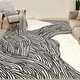 thumbnail image 1 of Yeshouse alfombra blanca y negra 5x7, lavable, antideslizante, ultra-delgada, diseño rayado, ideal para sala, dormitorio, oficina o cocina, 1 of 9