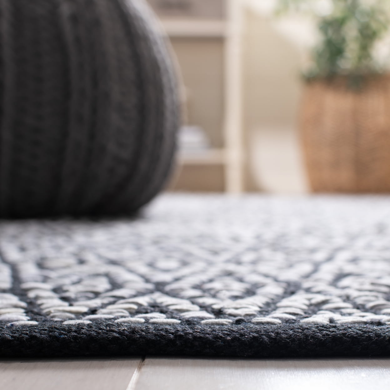 SAFAVIEH Montauk Carina Diamond Area Rug, Grey/Black, 8' x 10'